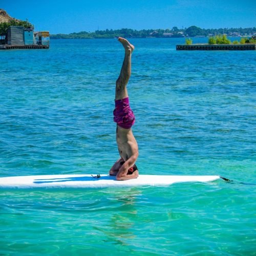 Uma prancha na água, natureza e Yoga: a experiência Sup Yoga.