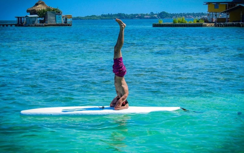 Uma prancha na água, natureza e Yoga: a experiência Sup Yoga.