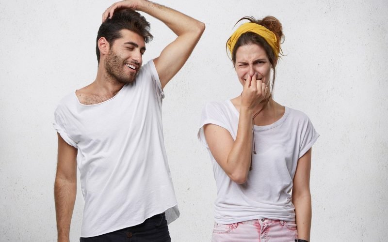 Saiba como eliminar a causa do mau odor nas axilas